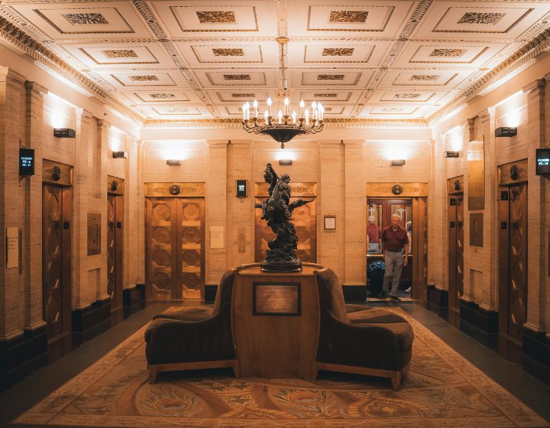 Różnice między windami rezydencyjnymi a komercyjnymi w segmencie premium