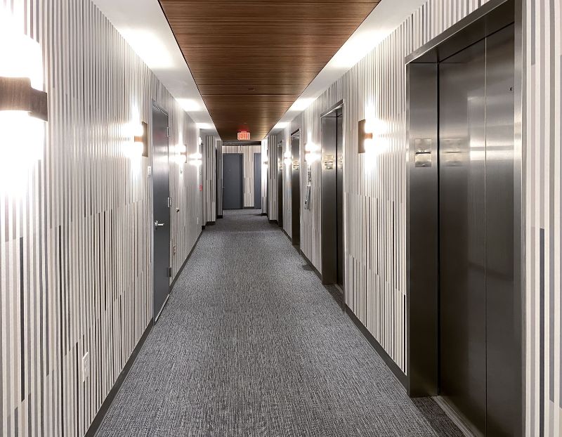 Z czego wykonuje się luksusowe wykończenia wind domowych? Marmur, szkło czy stal?