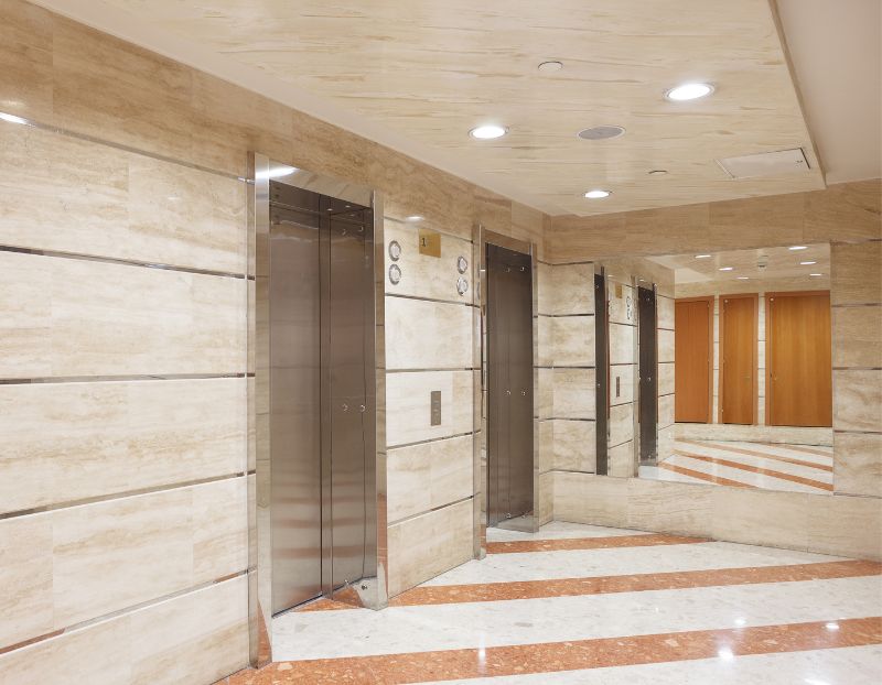 Konserwacja wind klasy premium - co różni serwis urządzeń luksusowych od standardowych?