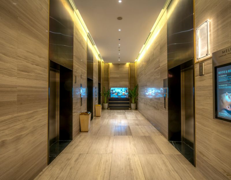 Windy jako element reprezentacyjny w hotelach i apartamentowcach. Czym charakteryzują się windy hotelowe?